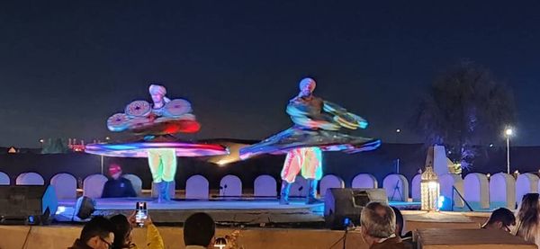 Durante o jantar ocorre algumas shows de dança