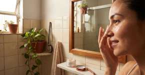 Como suavizar as linhas de expressão ao redor dos olhos e restaurar a luminosidade da pele naturalmente em casa