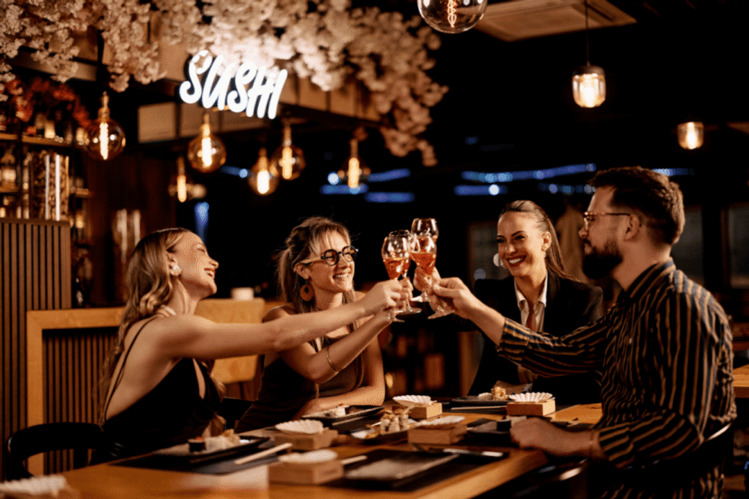 Compartilhar refeições e organizar atividades coletivas ajuda a reduzir o consumo de recursos e fortalece os vínculos sociais (Imagem: Branislav Nenin | Shutterstock)