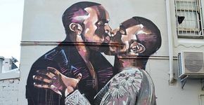 Kanye West beija a si mesmo em mural realizado na Austrália