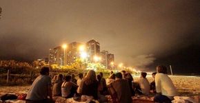 Meditação coletiva nas praias do Rio