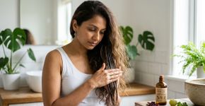 O óleo caseiro com 6 ingredientes que ajuda a deixar o cabelo mais forte e brilhante e pode ser aplicado 1 vez por semana