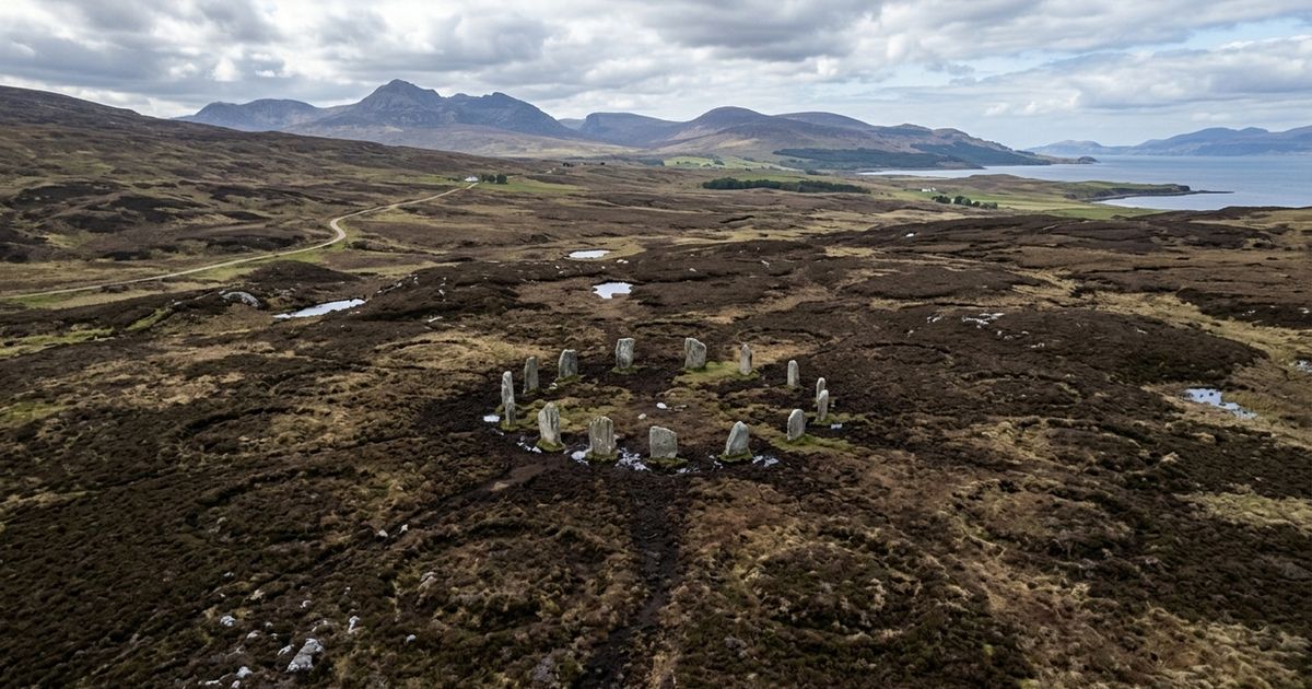 Arqueólogos descobrem um anel antigo enterrado na Escócia que pode ser um monumento semelhante a Stonehenge