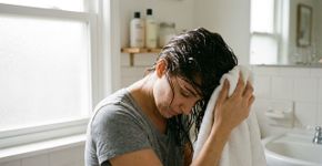 Transforme seu cabelo com este hábito de 5 minutos no banho que substitui idas ao salão