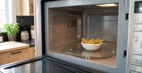 Para que serve colocar folhas de louro no micro-ondas?
