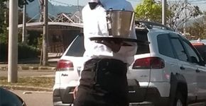 Ele dribla a crise com criatividade e vende água em grande estilo