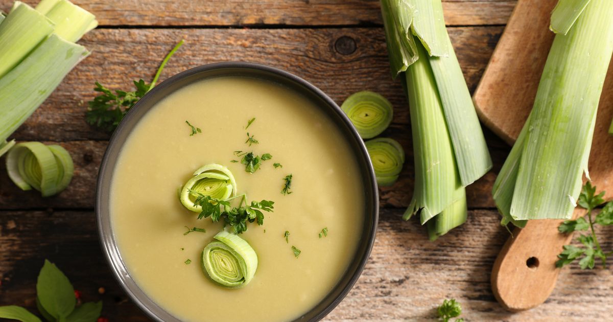 Caldo de mandioca com alho-poró: cremoso, saboroso e perfeito para aquecer os dias frios