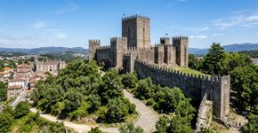 Considerada o berço da identidade portuguesa, a cidade que foi a primeira capital do país conserva castelo, ruas medievais e construções que ajudam a contar quase mil anos de transformação urbana
