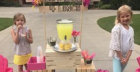 Menina vende limonada para quitar dívidas de famílias com escolas