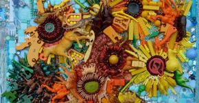 Artista recria fotografias e obras de arte com material reciclado