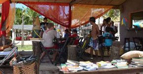 Bar cria biblioteca à beira da Praia de Maracaípe