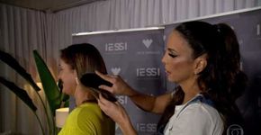 Ivete Sangalo vira piada na web ao pentear cabelo de repórter