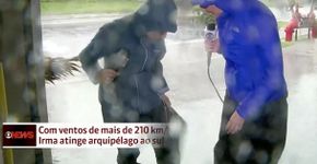 Furacão rasga calça de repórter em transmissão ao vivo da Globo
