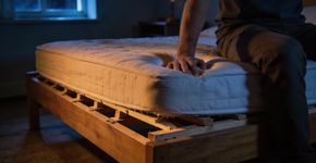 Sua cama faz barulho à noite e o motivo é mais comum do que parece