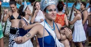 Mãe é clicada amamentando bebê durante Carnaval e viraliza