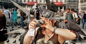 Exposição do britânico Martin Parr ganha praia artificial em plena Avenida Paulista
