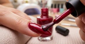 A coceira aparece nas pálpebras, mas a causa pode estar nas unhas: dermatologistas explicam como esmaltes e unhas artificiais podem provocar uma reação longe das mãos
