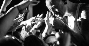 Linkin Park emociona fãs no um ano da morte de Chester Bennington