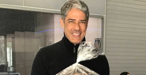 William Bonner mostra presente inusitado que ganhou de Faustão