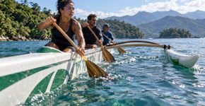 Professora de Biologia de 55 anos ajuda a criar primeiro clube de canoa polinésia de Angra dos Reis e passa a administrar dois negócios turísticos antes mesmo de se aposentar