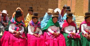 Bolivianas curam reumatismo com handebol
