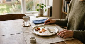 O que significa deixar sempre um restinho de comida no prato, segundo a psicologia comportamental