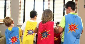Transforme camisetas velhas em capas de super-heróis para as crianças