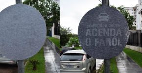 Na chuva, placas de trânsito mostram mensagem para reduzir acidentes