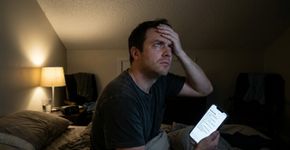 Há quatro meses ouvindo móveis sendo arrastados depois da meia-noite, morador começa a anotar os horários para reclamar do apartamento de cima, até descobrir numa madrugada que o barulho vinha do imóvel vazio ao lado após uma porta de varanda ficar solta com o vento