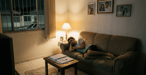Como resolver a preocupação com o neto que ainda não se achou na vida e tira o sono no sofá da sala