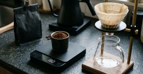 O café passado não depende apenas da água bem quente: estudos mostram por que extração e concentração podem importar mais que alguns graus de diferença