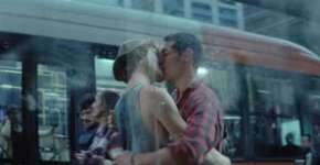 Marca de cerveja rompe padrões e exibe beijo gay no horário nobre