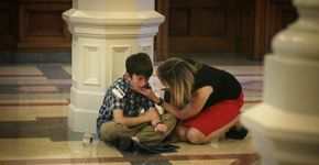 Foto de garoto trans chorando no governo do Texas viraliza