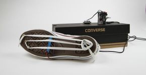 Com tecnologia básica, tênis viram instrumentos musicais
