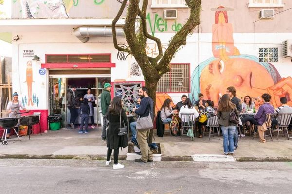 Canto da Bel toma conta da calçada do Clandestino