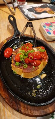 Queijo burrata com tomates confitados e pão rústico