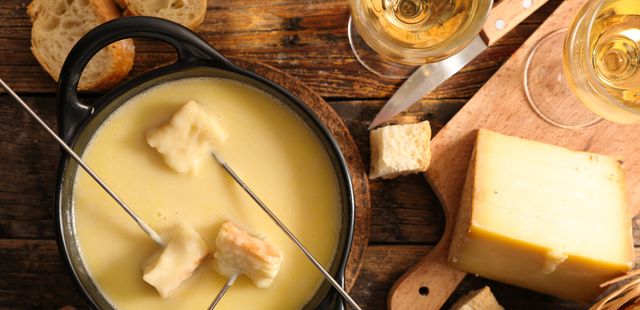 Esse fondue de queijo sem vinho é tão bom que ninguém vai sentir falta do original