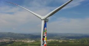 Torre de energia é transformada em instalação de arte