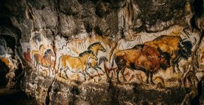 Em 1940, um garoto perseguiu seu cachorro por um buraco em uma árvore e acabou encontrando uma caverna secreta com mais de 600 pinturas humanas datadas de 17.000 anos atrás que ninguém jamais tinha visto antes