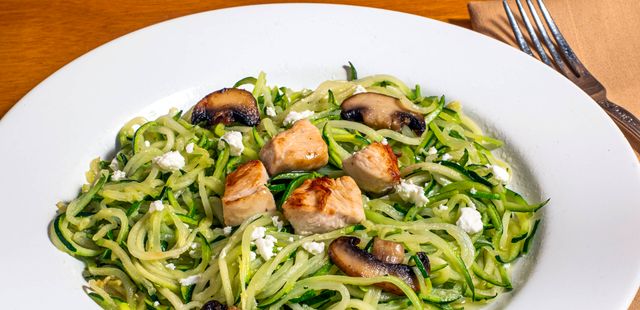 Macarrão low carb fica pronto em 5 passos e é perfeito para iniciantes na cozinha