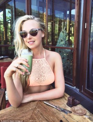 Jessica Sepel toma suco verde