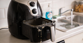 Como limpar a gordura grudada da Air Fryer sem precisar ficar esfregando por horas