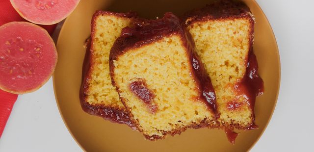 Surpreenda sua família com este bolo de fubá com goiabada cascão irresistível