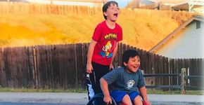 Menino de 8 anos faz campanha para ajudar amigo cadeirante