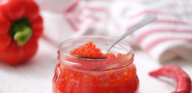O equilíbrio perfeito entre doce e picante está nesta geleia de pimenta com maçã verde