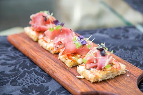 Bruschetta de Pão de Campo - Bruschetta de pão do campo com mussarela artesanal, tomate italiano, manjericão e presunto ibérico finalizado com bom azeite extra virgem, no 72 NY Pub: R$25 (serve 1 pessoa) - Foto: Divulgação