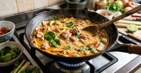 Os mestres tailandeses concordam: “Para deixar o curry mais aromático e saboroso, o segredo é adicionar folhas de limão kaffir durante o cozimento.”