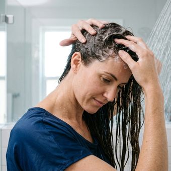 Featured mobile: Nem mais shampoo, nem esfregar os fios: lavar o couro cabeludo evita ressecar o comprimento