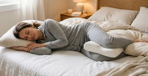 Coluna travada: como usar um travesseiro entre os joelhos para ajudar a dormir sem acordar com dor no quadril
