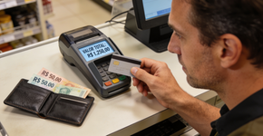 Usar cartão de crédito em qualquer compra pode parecer prático, mas traz riscos ocultos